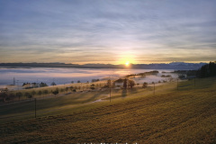 Sonnenaufgang über dem Nebel