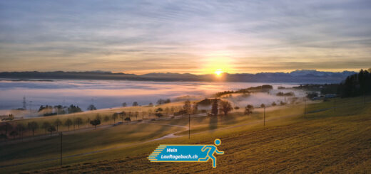 Laufen über dem Nebel Sonnenaufgang
