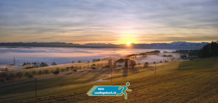 Laufen über dem Nebel Sonnenaufgang